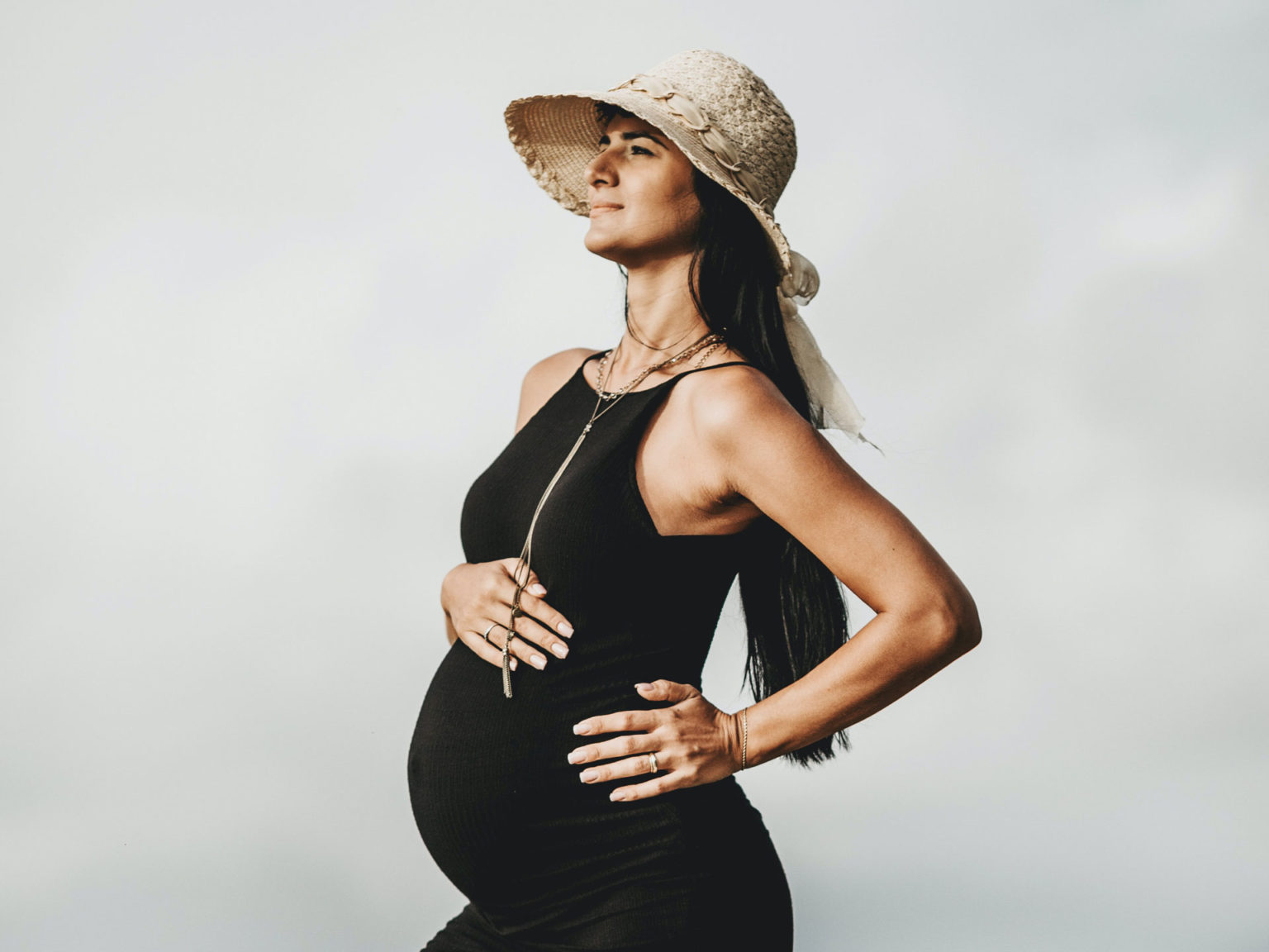 VIGEOVIT® Magnesium für Schwangerschaft. Schwangere Frau posiert für ein Foto.